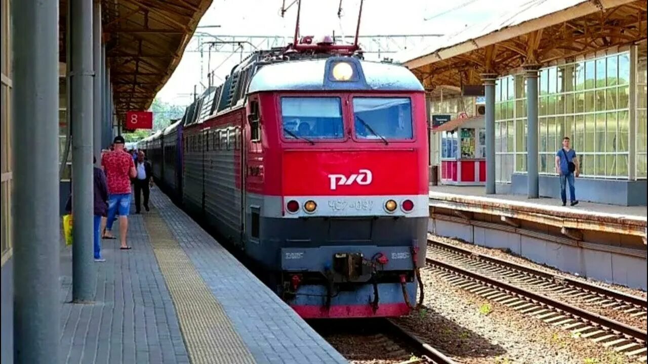Табло на жд вокзале. Курский вокзал москва перон. Эп2д 2001. Курский вокзал ласточка москва курск. Курский вокзал табло.