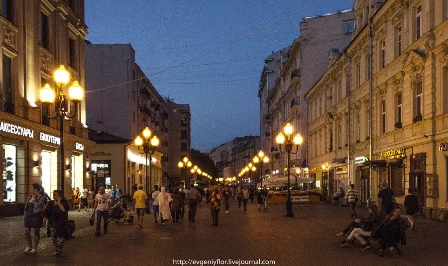 Арбатская 5. Прогулка старый Арбат Москва. Арбат 5. Улица Арбат летом квадратная картинка. Старый Арбат дом номер 8 1986 год.