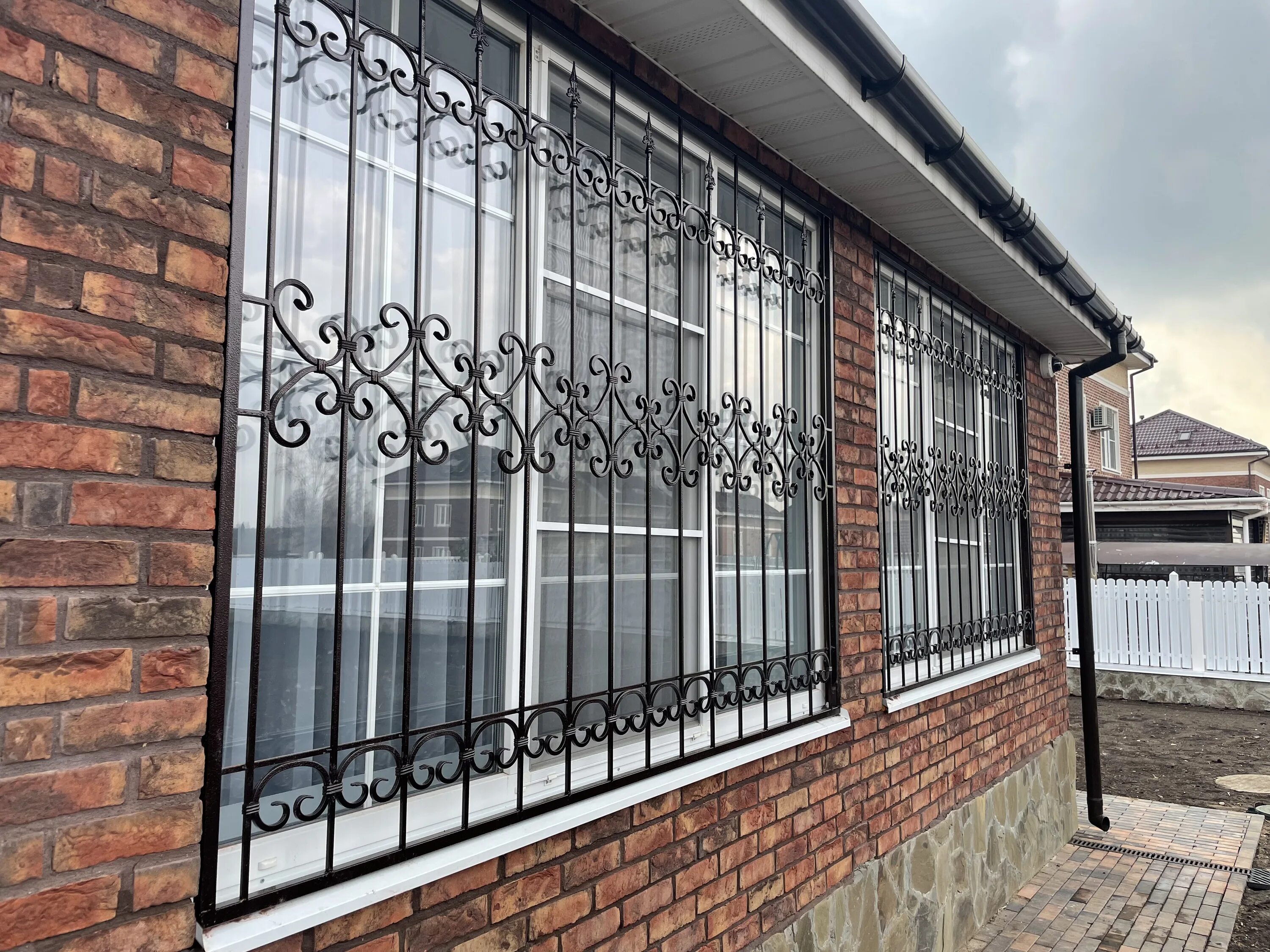 Высокие решетки. Решетка оконная металлическая. Решетки на цокольные окна. Решетка на балкон. Решетка на окно металлическая.