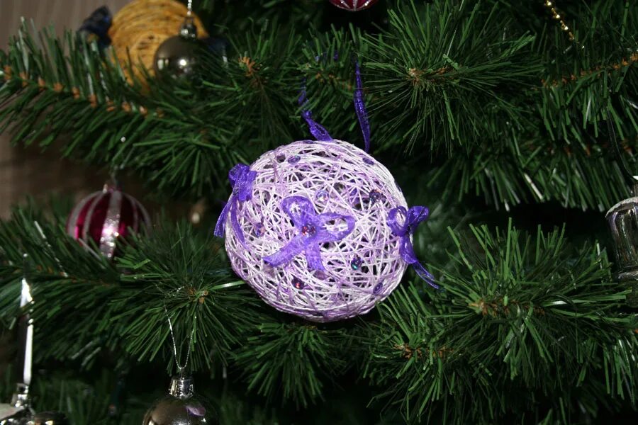 новогодняя игрушка из ниток и шарика. елочная игрушка своими руками. новогодний шар из ниток. сделать игрушку на елку из ниток. новогодние поделки легкие.