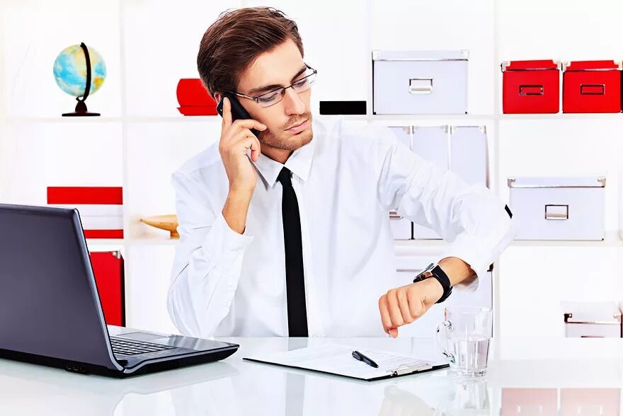 Конфликты и стрессы. Секретарь мужчина. Фото в вк руководитель окон. Поменяешь менеджера. Менеджер мужчина.