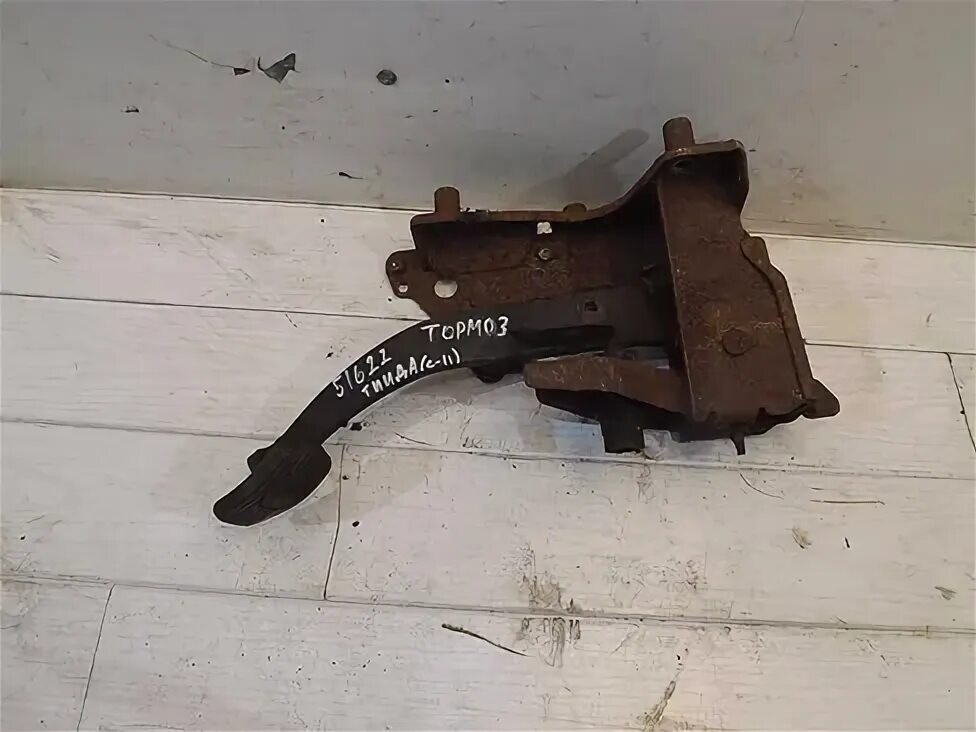 Nissan tiida 2008 колодки стояночного тормоза. Тормоза ниссан тиида. Nissan tiida колодки ручника. Педальный узел ниссан тиида. Колодки стояночного тормоза тиида 2008.