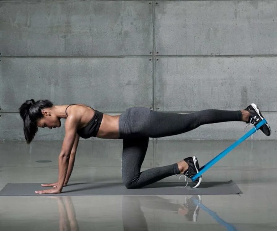 Фитнес упражнения для ягодиц. Тренировка с резинкой для фитнеса. Фитнес упражнения для ягодиц. Упражнения для ягодиц. Фитнес упражнения для ягодиц.