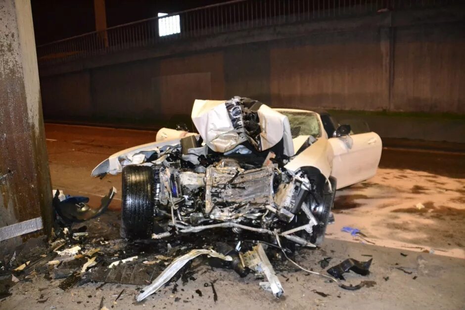 Разбили мерседес. Разбитый Мерседес СЛС. Mercedes AMG crash.