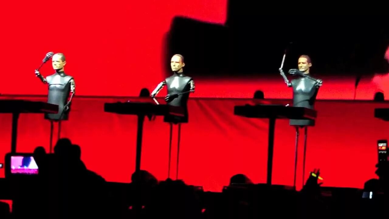 Kraftwerk роботы. Концерт крафтверк робот. Я твой слуга я твой работник Kraftwerk. We are the Robots. Крафтверк робот