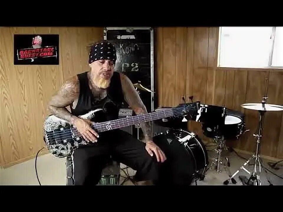 Филди американский гитарист. Филди. Fieldy Bass.