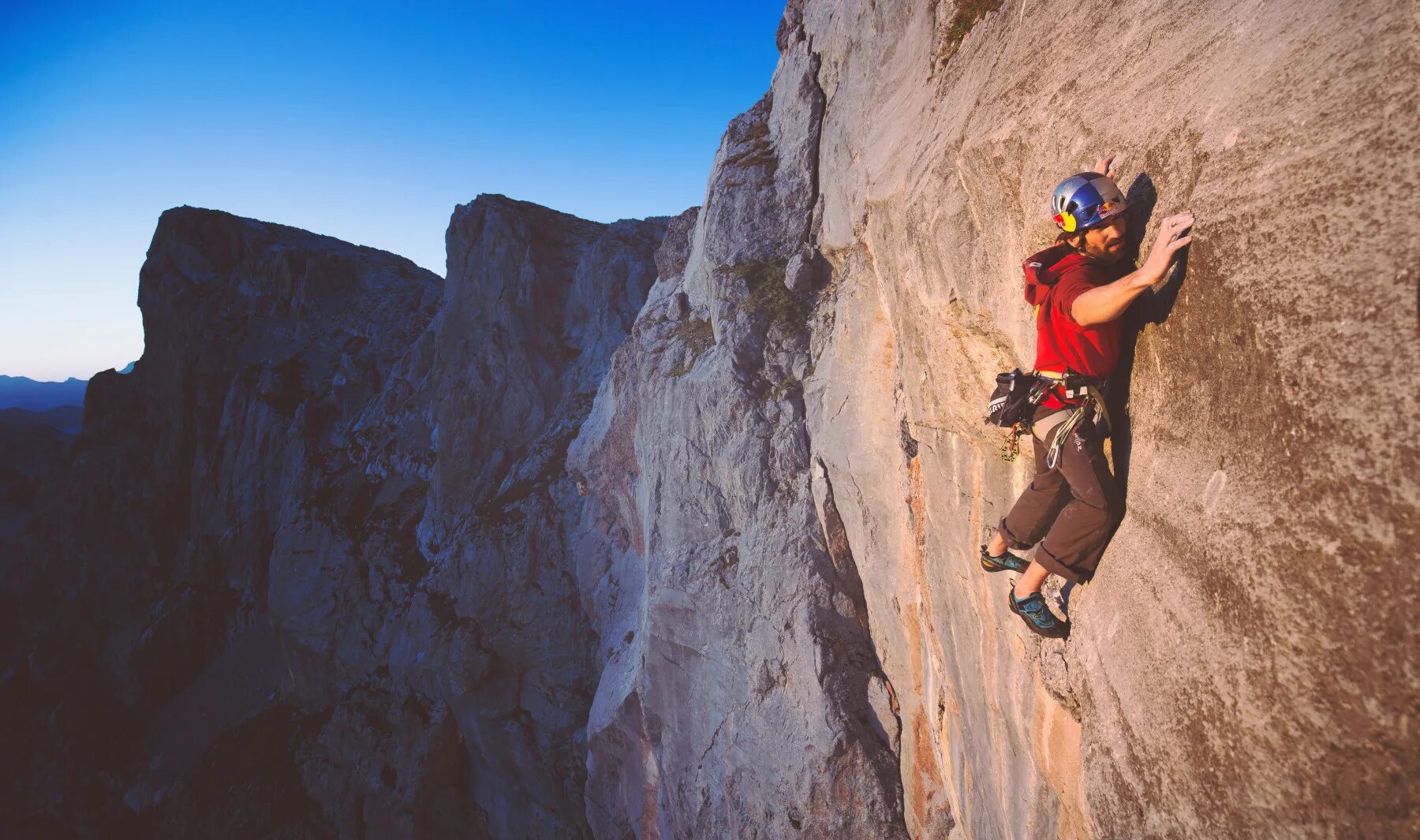 Is she climb. Kilian climber. скалолазаниеальпинизм (summitrock climbing). скалолазание в горах. альпинист на горе.