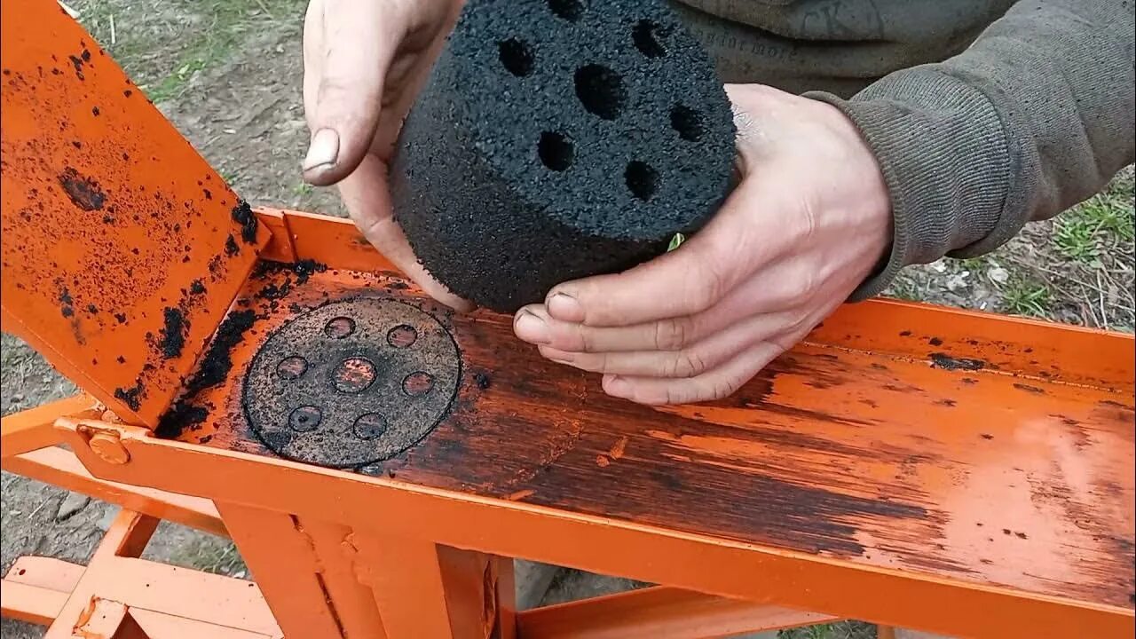 Брикетирования древесного угля технология. Каменноугольный кокс брикет. Брикеты из угольной пыли с опилками оборудование. Брикеты из угольной пыли. Брикеты из угольной пыли.