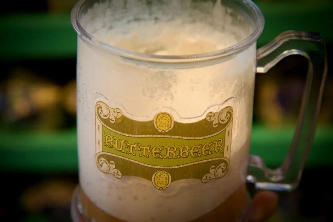 Сливочное пиво рецепт. Butterbeer Гарри Поттер. Кружка Гарри Поттер сливочное пиво. Сливочное пиво Гарри Поттер Эстетика. Сливочное пиво из Гарри Поттера в бутылке.