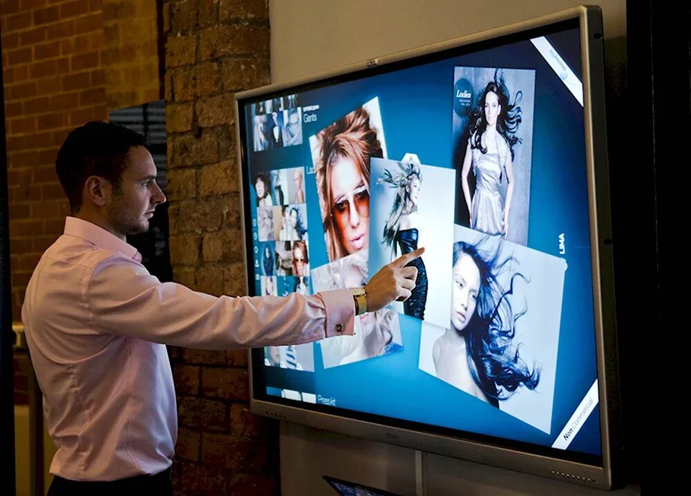 Razer deathstalker с экраном. Сенсорный экран. Монитор с тремя экранами. Интерактивный экран. Большой led экран.