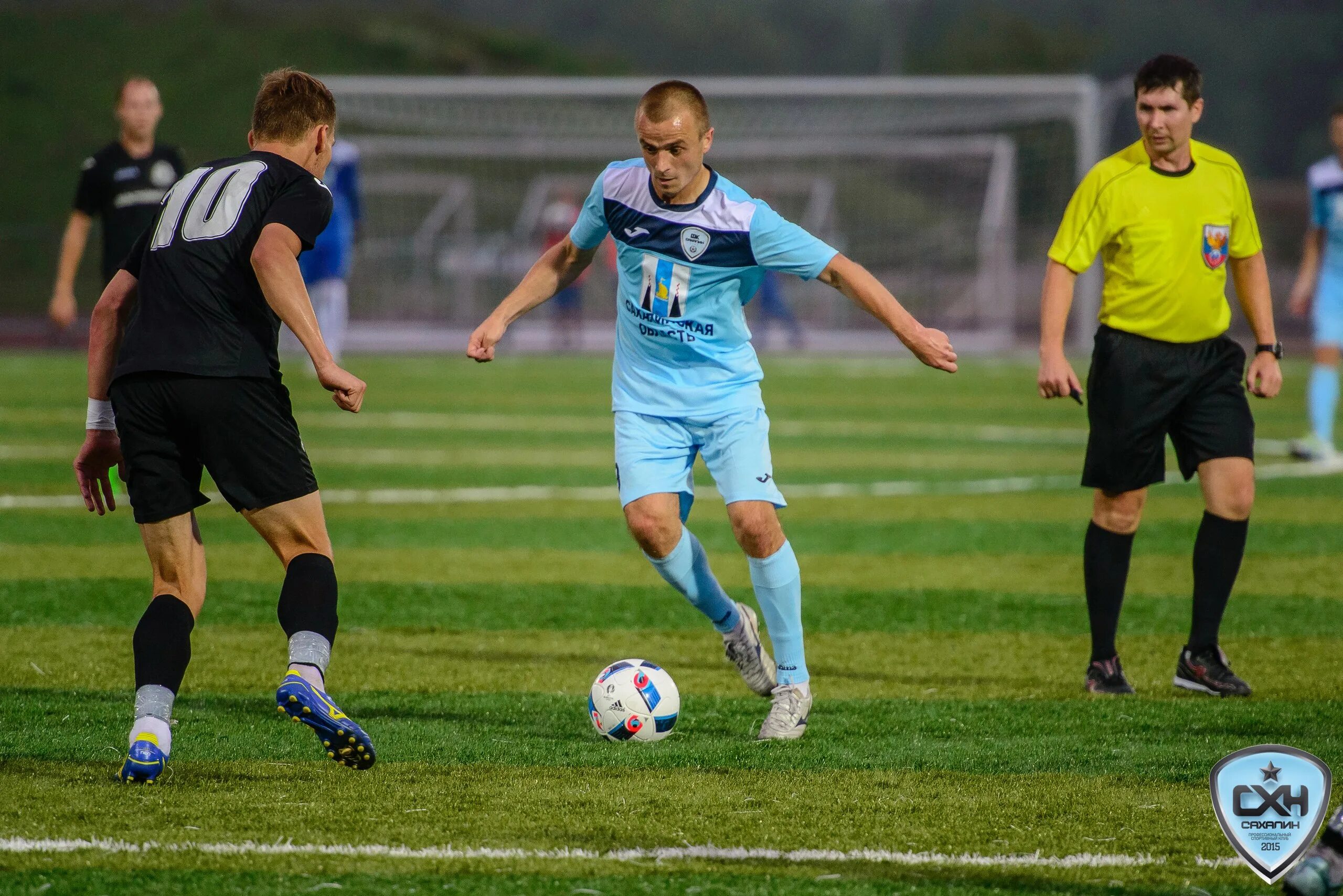 Фк омега сахалин. Фк сахалин фото. Автобус фк сахалин. Футбольная команда сахалин. Сахалин футбольный клуб южно-сахалинск.