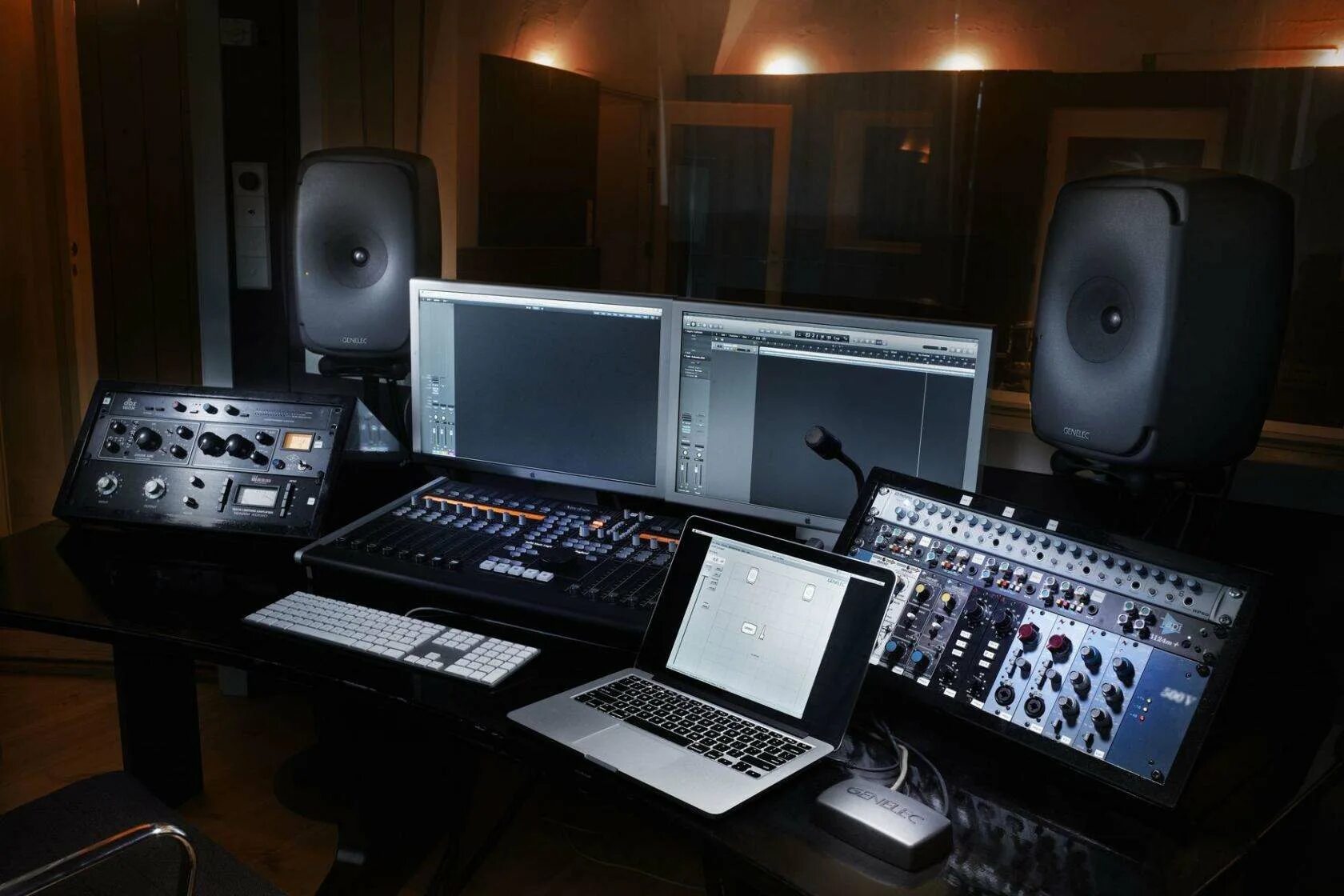 Studio monitors. Genelec 8351 in studio. genelec мониторы среднего поля. мониторы для студии звукозаписи. мониторы для домашней студии.