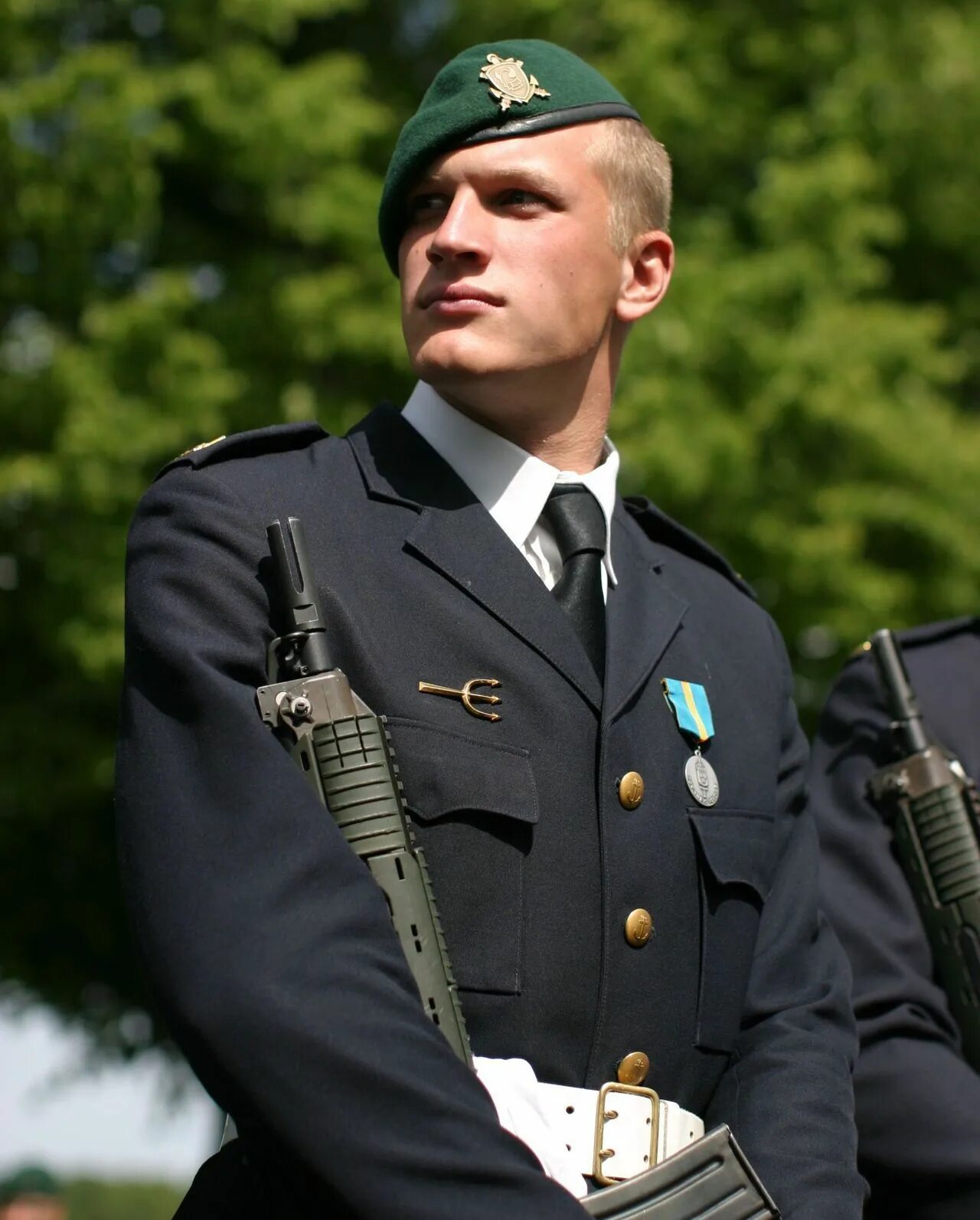 Военные мужчины 18. Военная форма. Форма солдата. Форма офицера. Парень в военной форме.