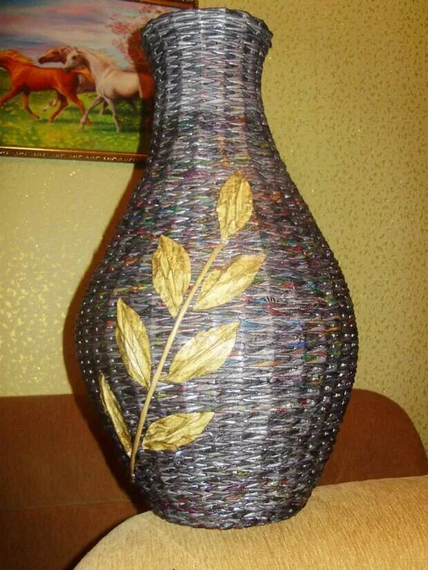 Ваз из газетных трубочек. Плетеные вазы напольные. Плетеная ваза. Напольная ваза из бумажной лозы. Напольная ваза из трубочек.