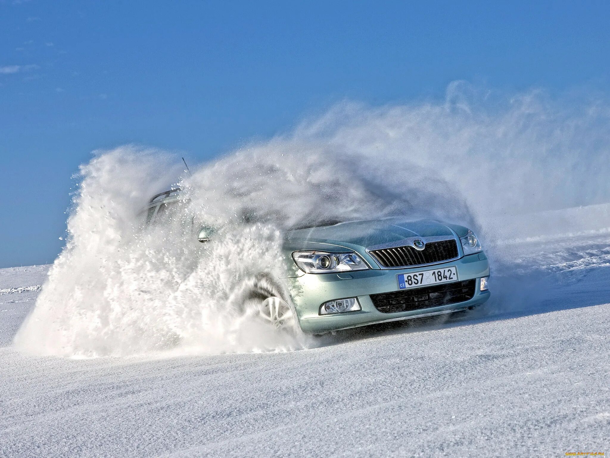 Машина на снежной дороге. Автомобиль в снегу. Машина в снегу. Автомобиль зима фон. Машина зима снег.