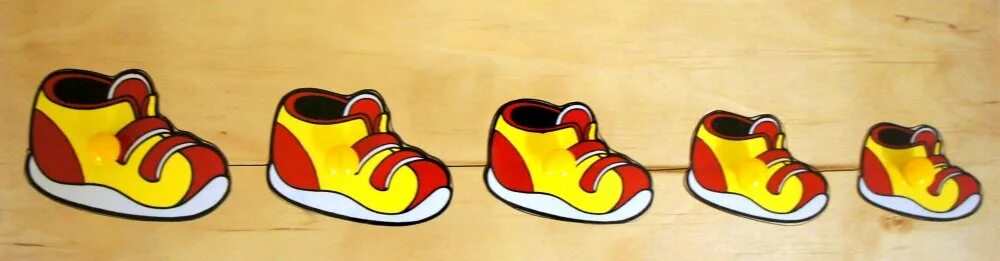 Три башмака. Большой и маленький ботинок. Трех обувь. Три башмака. Три сапога.