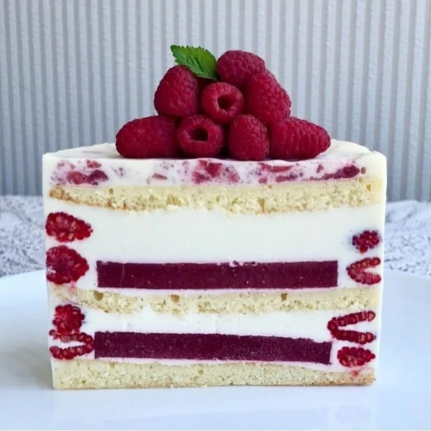 С чем сочетается малина в торте. Шоколадно малиновый торт. Шоколадно вишневый муссовый торт. Торт с малиной. Шоколадно малиновый торт.