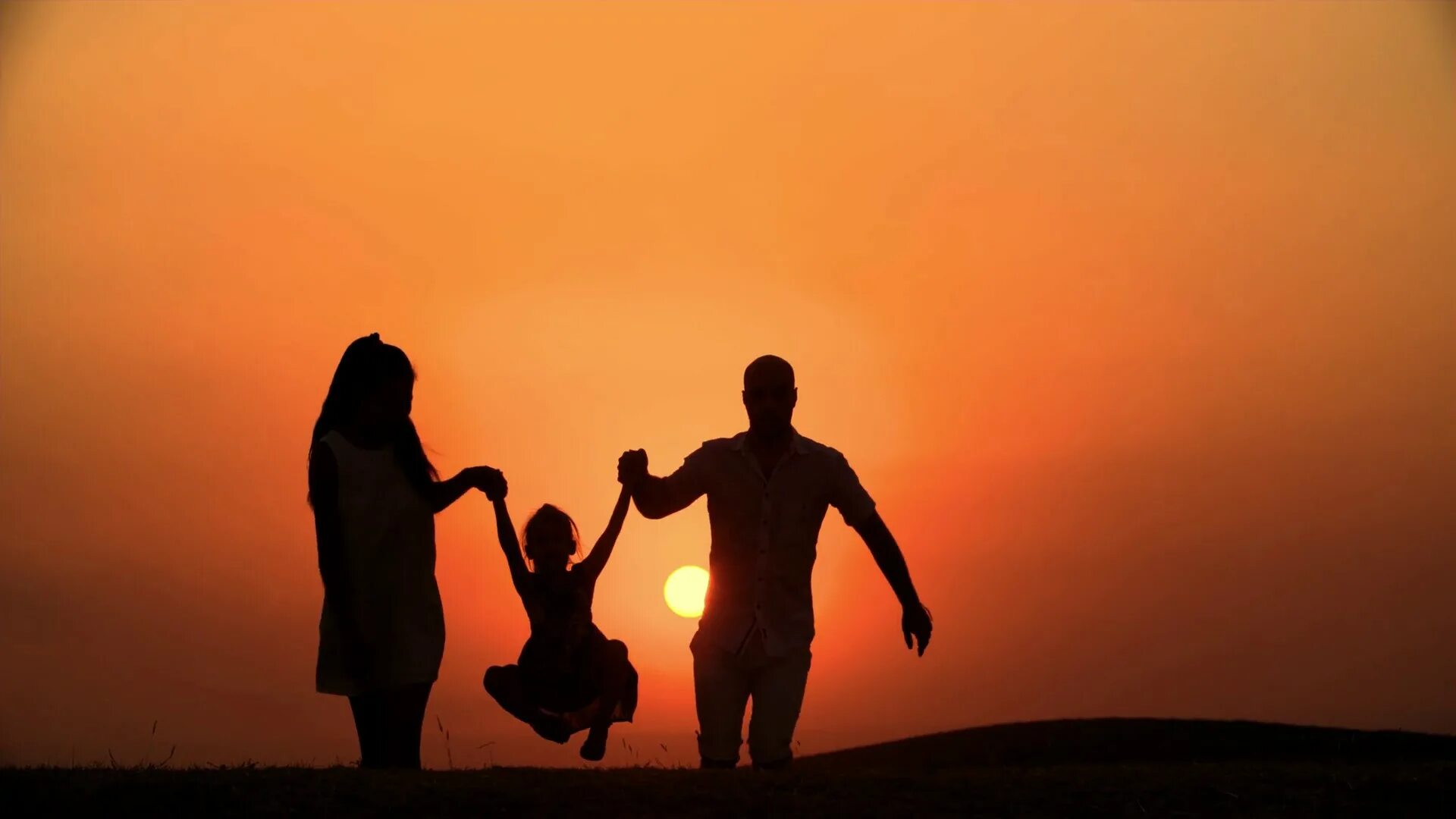 Father daughter mother. Семья из трех на закате. Son & daughter английский. Счастливые дети и родители. Семья мама папа дочь собака.