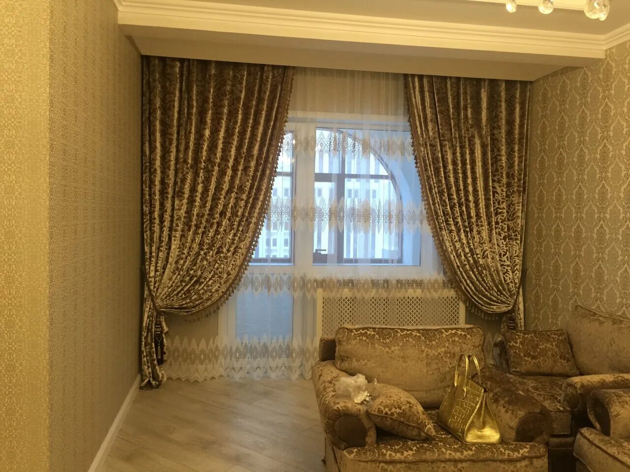 портьеры бежево золотистый. красивые шторы в спальню. золотые обои какие шторы. золотые шторы в интерьере. шторы под желтые обои в спальню.