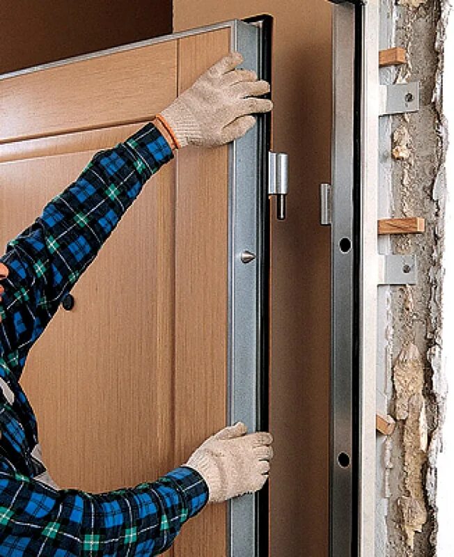 Установка межкомнатных работа. Уровень мегеон 77004. монтаж входной двери. монтаж межкомнатных дверей. монтаж металлической двери.