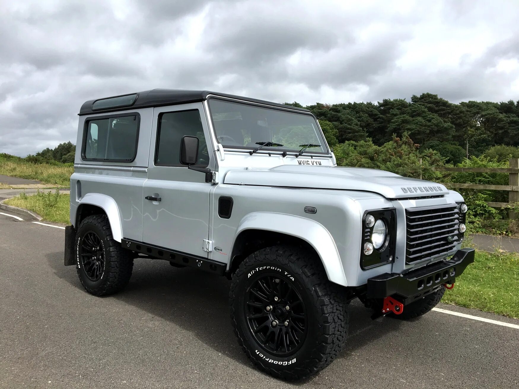 Defender core. LR Defender Silver Black Edition. Ленд Ровер Дефендер 1970. Дефендер 110 белый 2023. Ленд Ровер Дефендер l90.