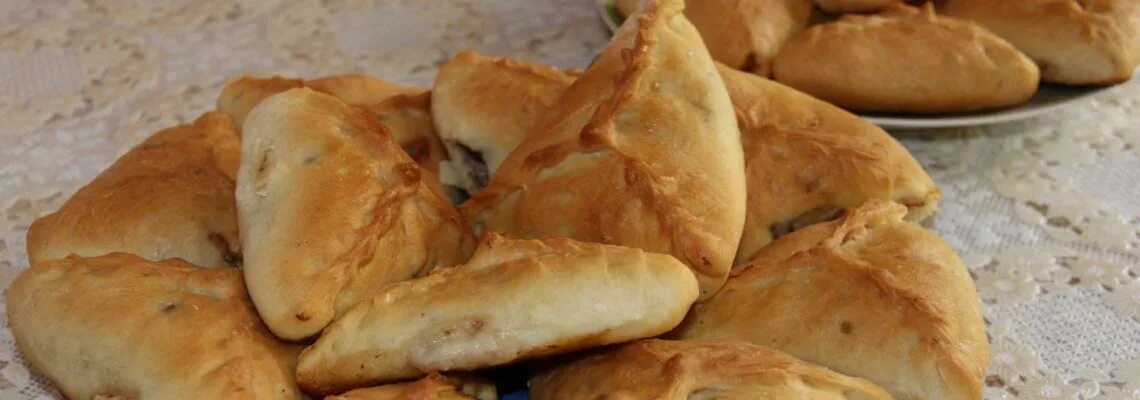 Эчпочмак с мясом на кефире. Самса татарская. татарская самса эчпочмак. умак татарская выпечка. эчпочмак фарадей.
