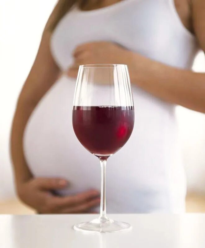 Бокал вина при беременности. Вино для беременных. Красное вино в беременность. Хорошее вино красное для беременных. Беременным пить вино.