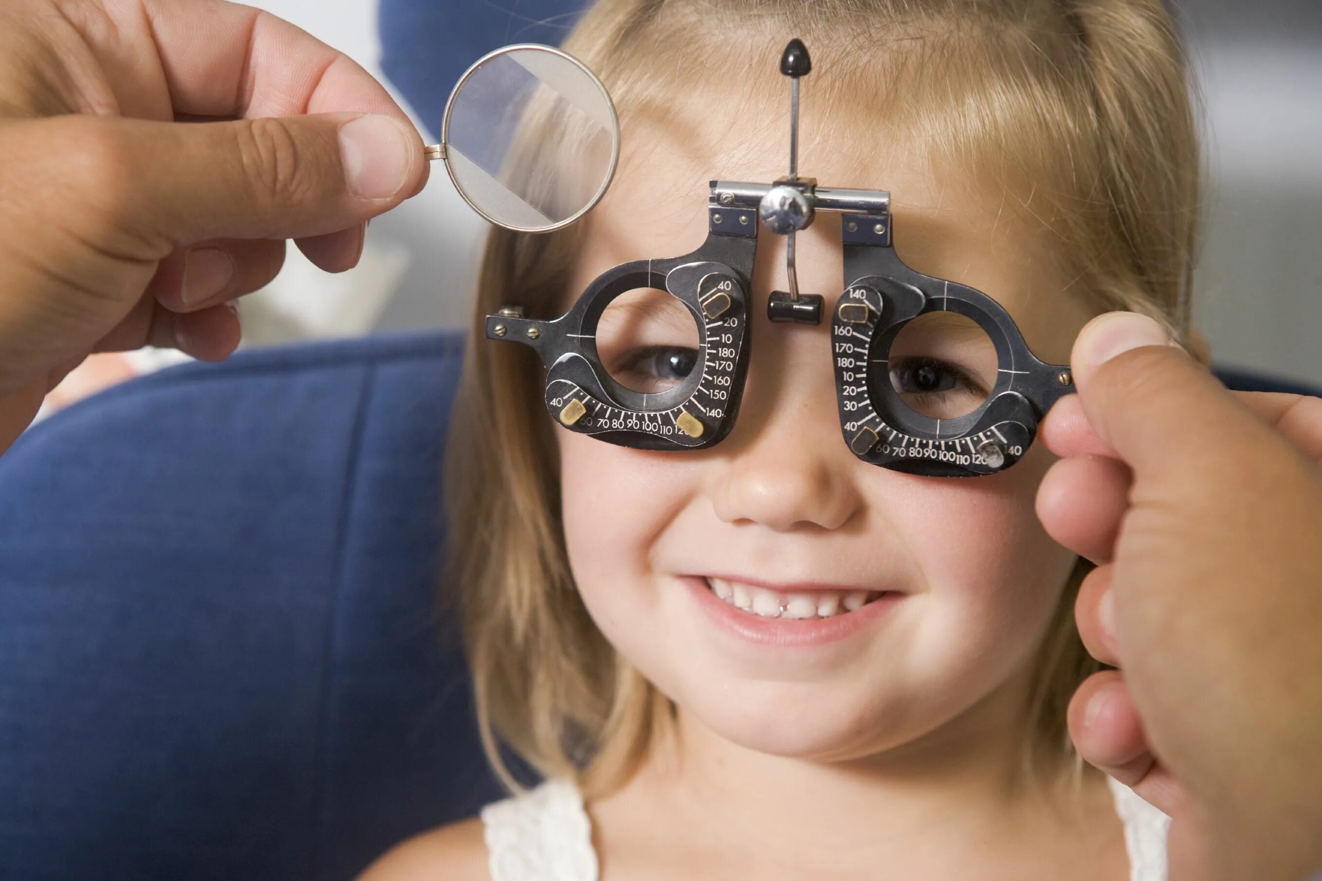 Дети с нарушением зрения. Нарущения зренря умдетей. Очки для косоглазия детские. Очки для детей для зрения. Eye daughter