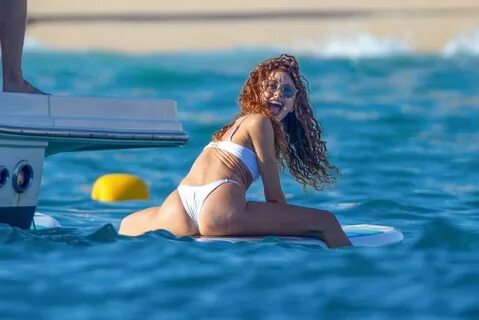 Sarah hyland bikini