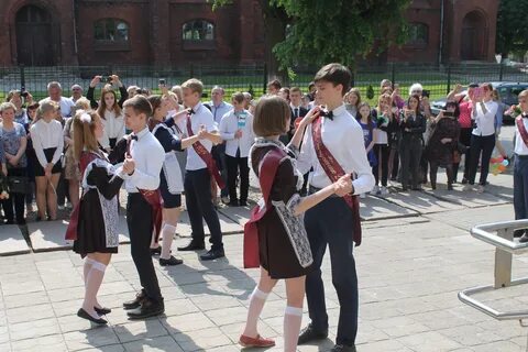 Первоклассники на последнем звонке 11 класс