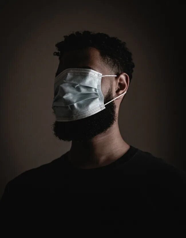 Человек примеряет маски. Масочный режим. Сиз маска медицинская. Надевайте медицинскую маску. Маски от ковид фото.