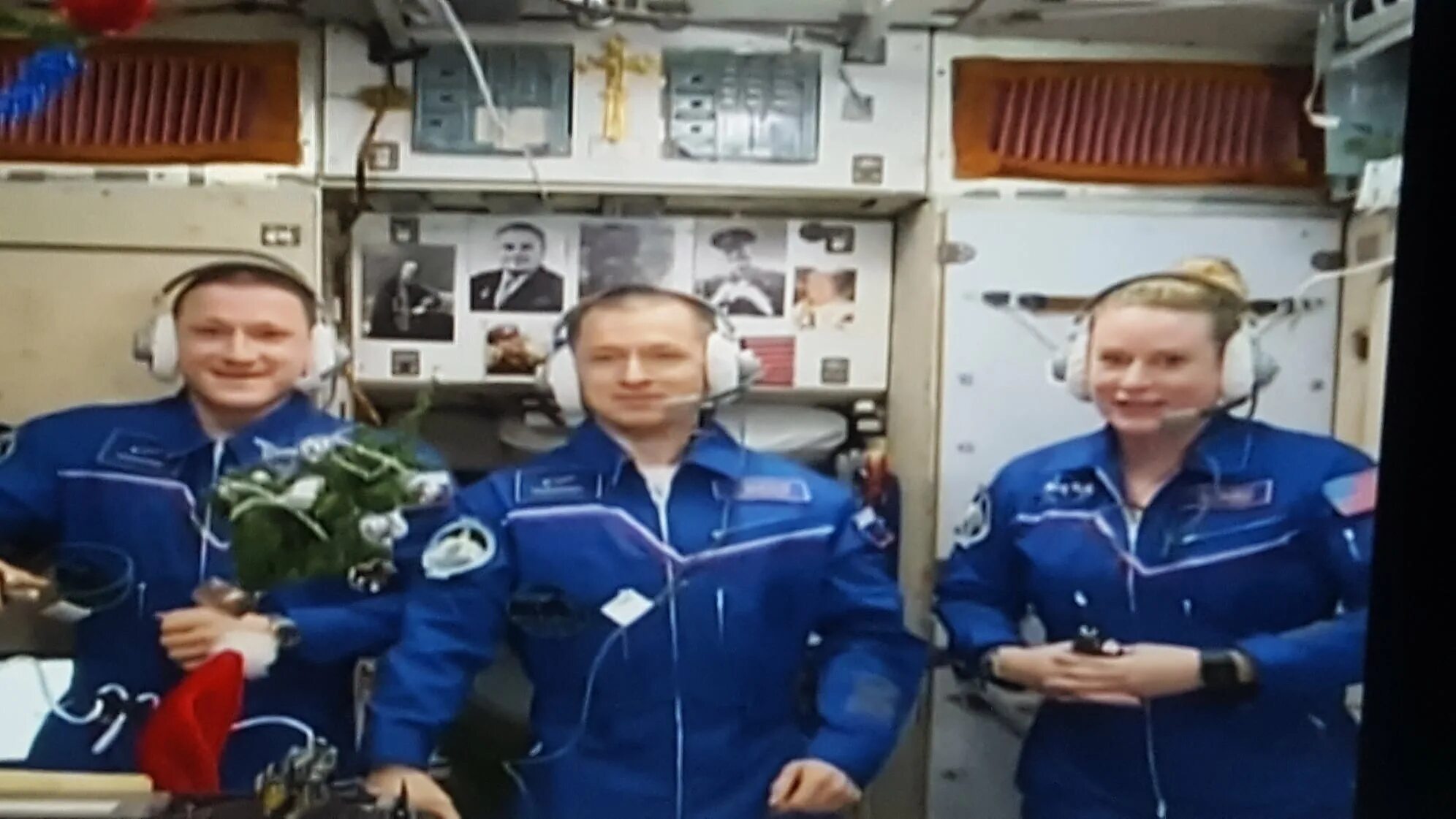 Космонавот сергеий проколёв. Экипаж мкс поздравляет с новым годом 2021. Интернациональная 42 сарапул. Трейси колдвелл-дайсон в космосе. Скворцов александр александрович астронавт.