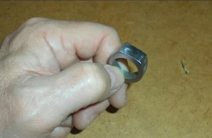 Кольцо из шпона. Самодельные кольца проволока камни. Перстень из гайки. Приспособление для закрепки колец. Видео как делают кольца видео.