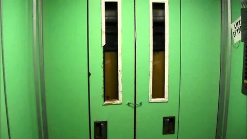 Распашные двери кабины лифта