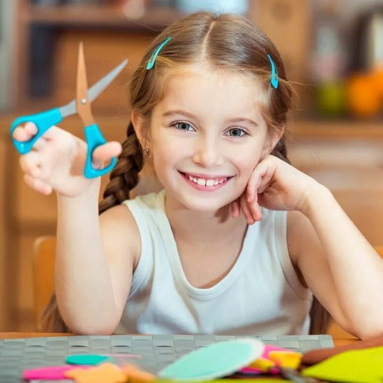 делают деток. дети делают поделки картинки. ребенок вырезает ножницами. делают деток. вырезать для детей.