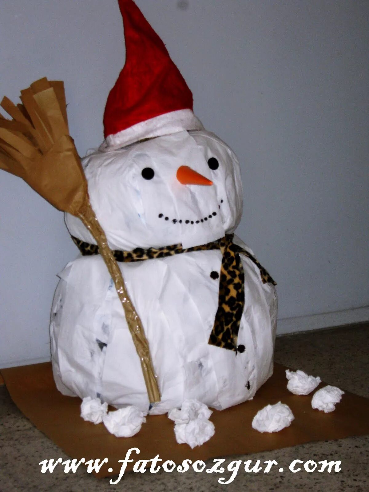 новогодняя поделка в детский сад снеговик. снеговик из мешка. снеговик из мусорных мешков со снегом. новогодние поделки из бумажных пакетов. снеговик из ниток помпоны.