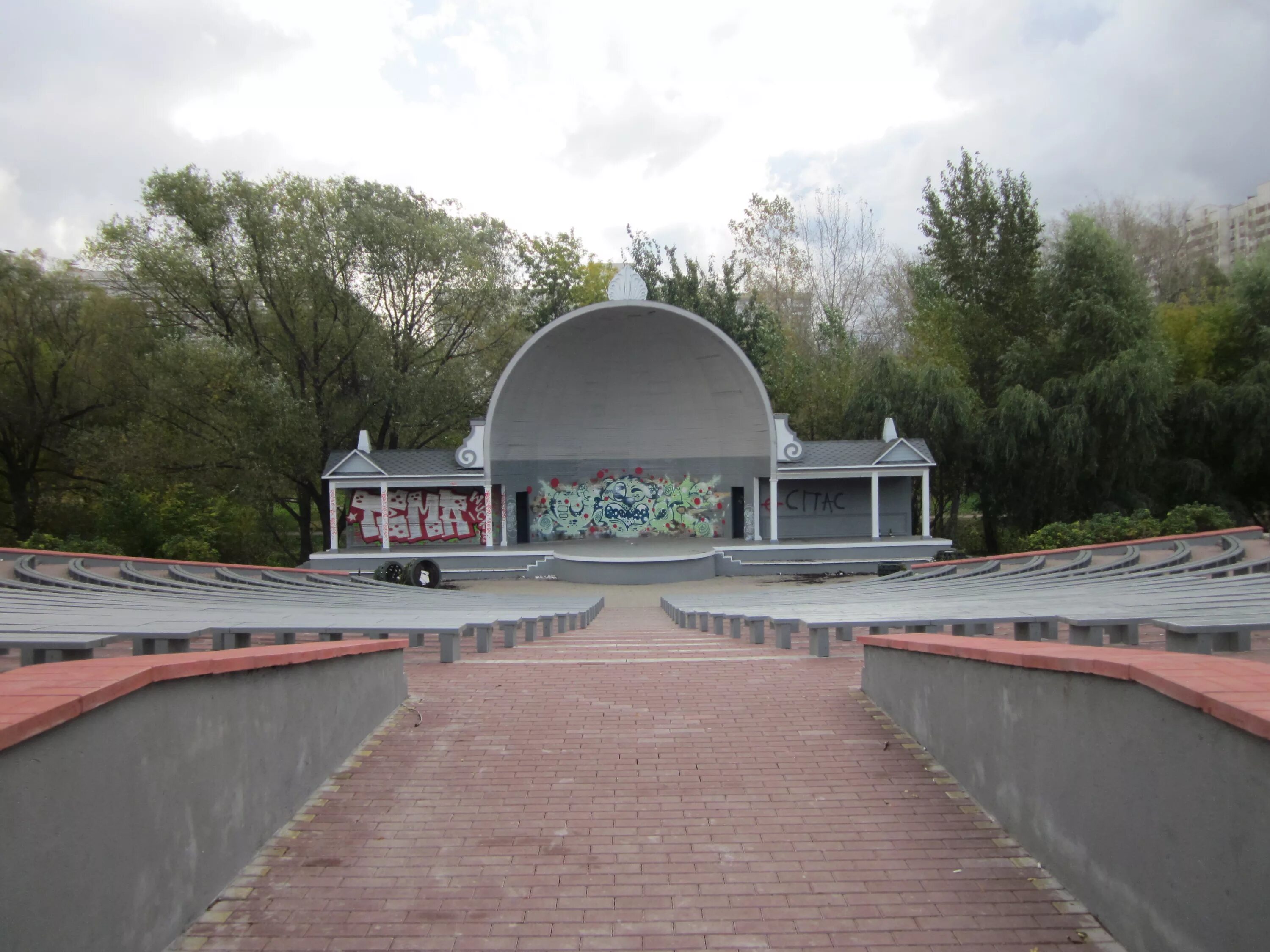 Парки эстрада. Кисловодск летняя эстрада. Северский природный парк летняя эстрада. Летняя сцена. Эстрада в парке.