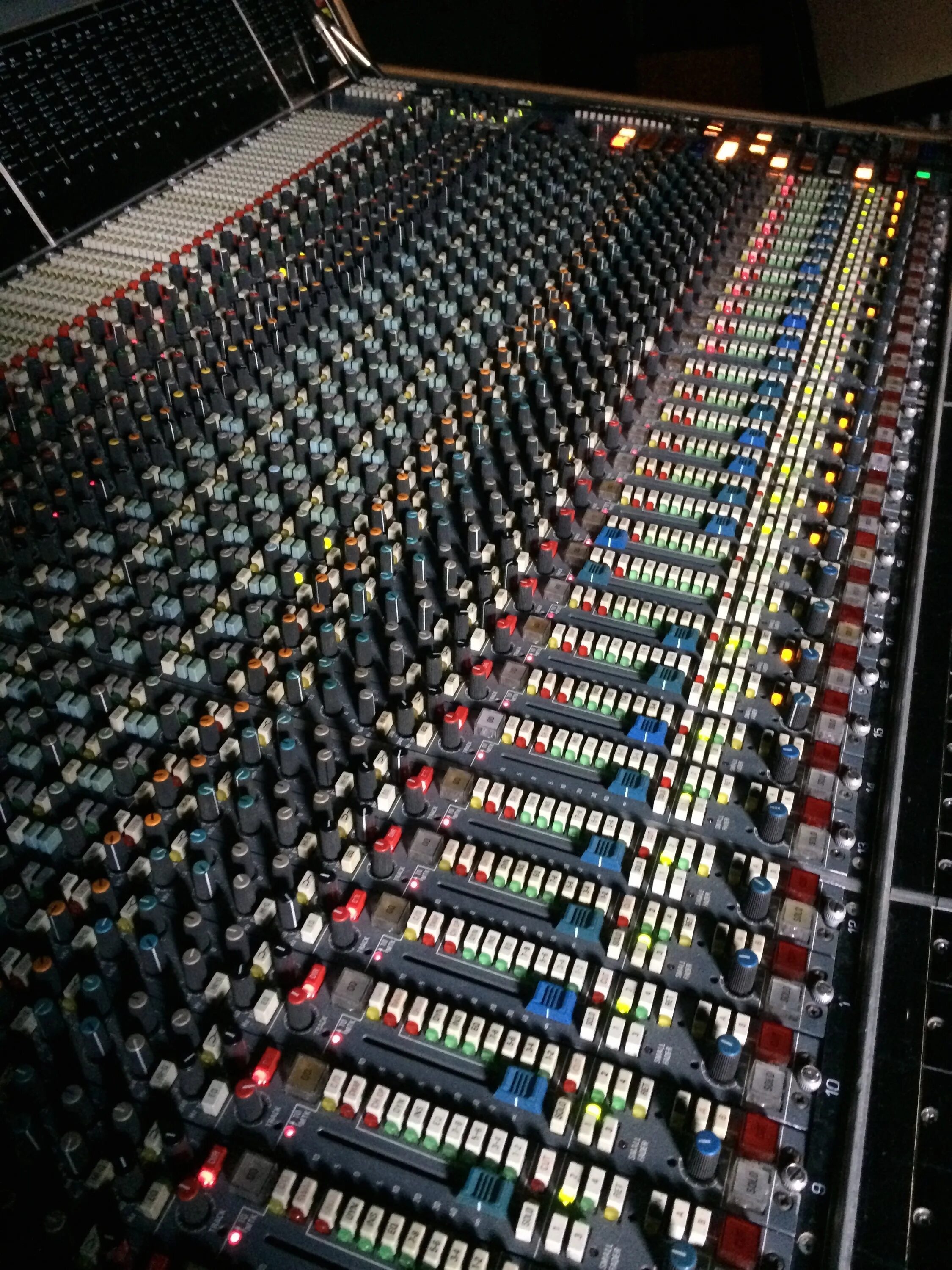 Mixing studio. Sound studio эквалайзер. студия звукозаписи ekvolayzer. mixer audio studio. микшерный пульт для студии звукозаписи.