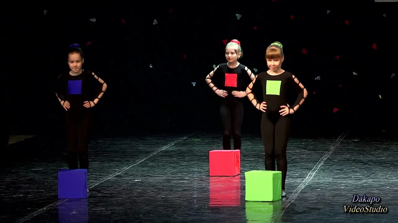 Танец с кубиками. Танец с кубиками. Шоу танцы незабудка. Танец с кубиками. Оркестр с дождиком евтодьева подготовительная группа.