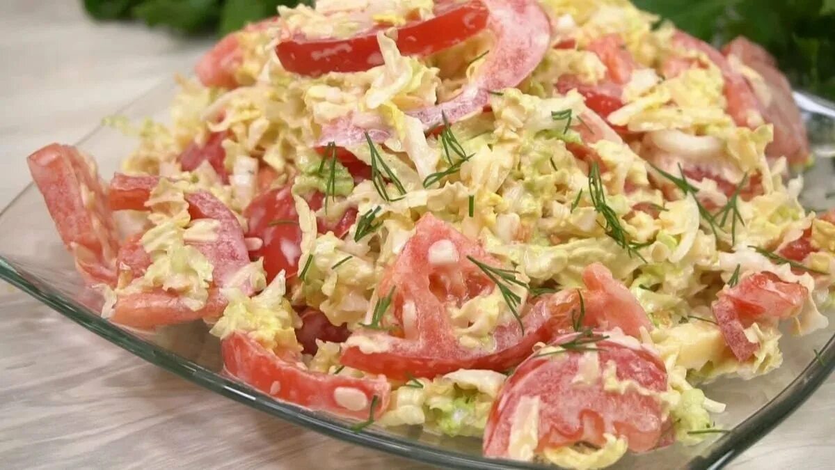 Салат из пекинской капусты с копченой колбасой и огурцом. Салат с пекинской капустой и кукурузой. Салат с пекинской капустой и кукурузой. Картинки салат из пекинской капусты, с помидорами, сыром и колбасой. Салат пекинская капуста колбаса помидор.