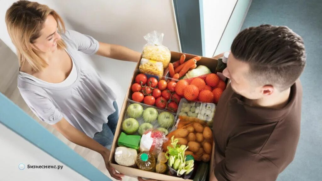 Принесла продукты. Человек с продуктами. девушка с продуктами. женщина с фруктами. несет продукты домой.