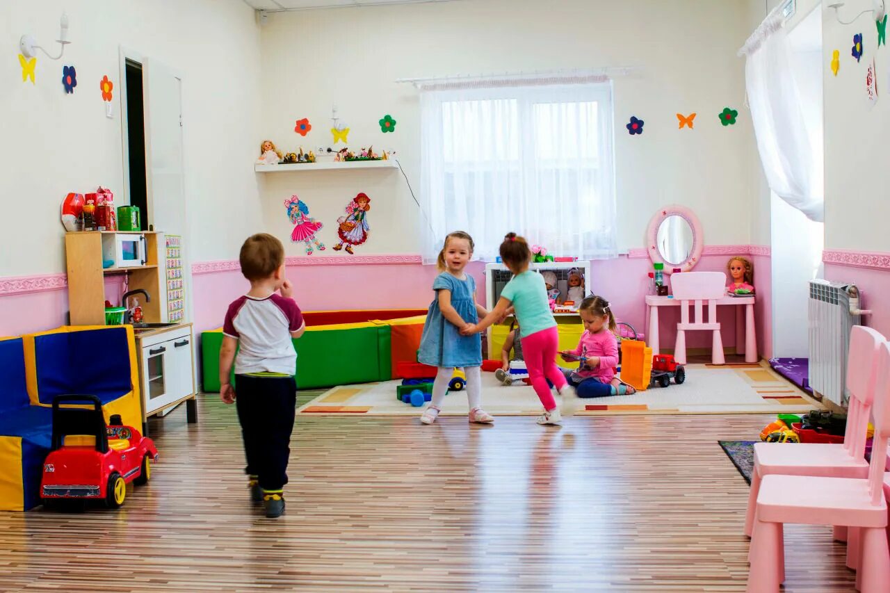 Малыши в яслях. Детки кушают в детском саду. Без яслей. Детские сады в россии. Детские ясли.