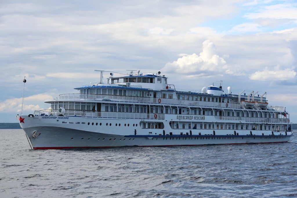 капитан теплохода русь великая. невские круизы. теплоход невский. невские круизы. невские круизы.
