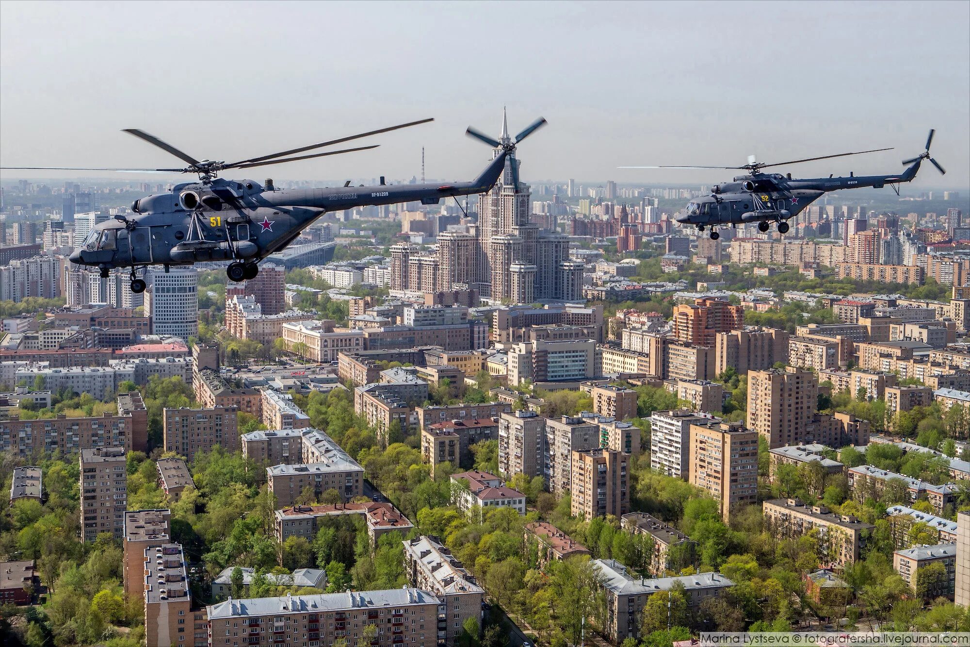 Москва с вертолета. Вертолет над Москвой. Военные вертолеты над Москвой. Вертолет над городом. Вертолет над железногорском