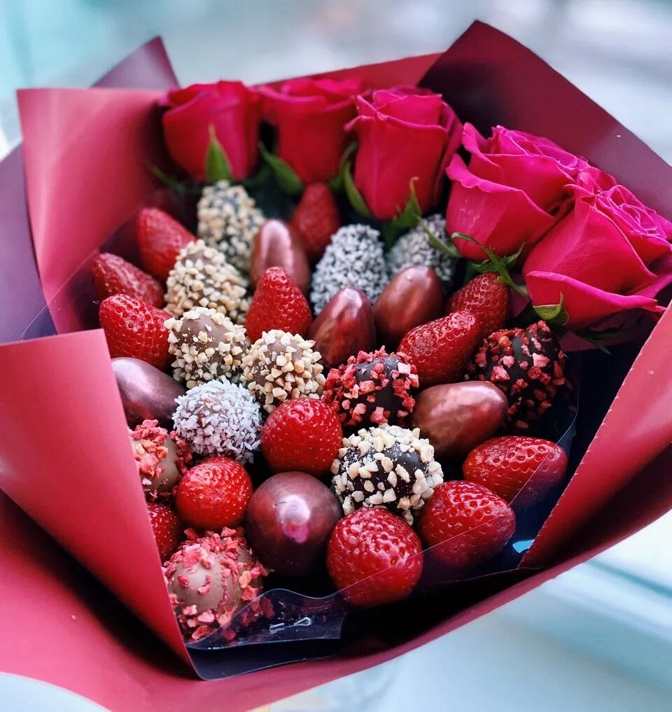 букет цветов и клубника в шоколаде. фруктово шоколадный букет. букет цветов и клубника в шоколаде. букет цветов с клубникой в шоколаде. букет из клубники и конфет.