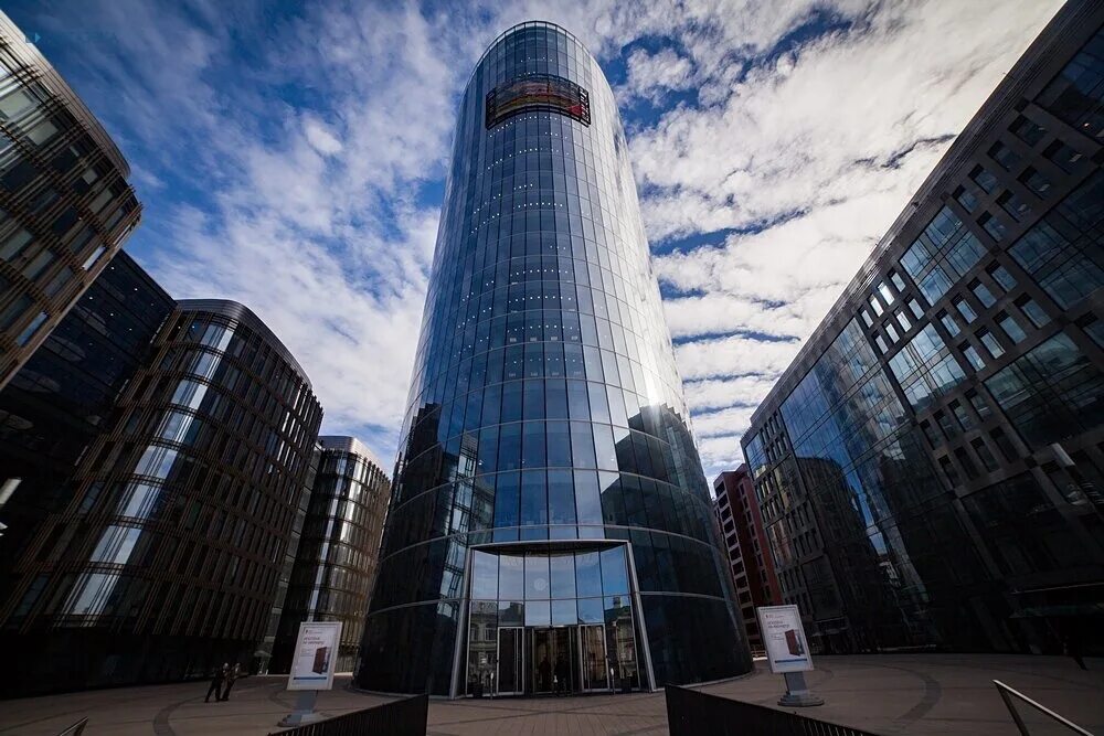 современные башни. фото высокого дома. высоко 3. многоэтажное здание. московские высотные жк.