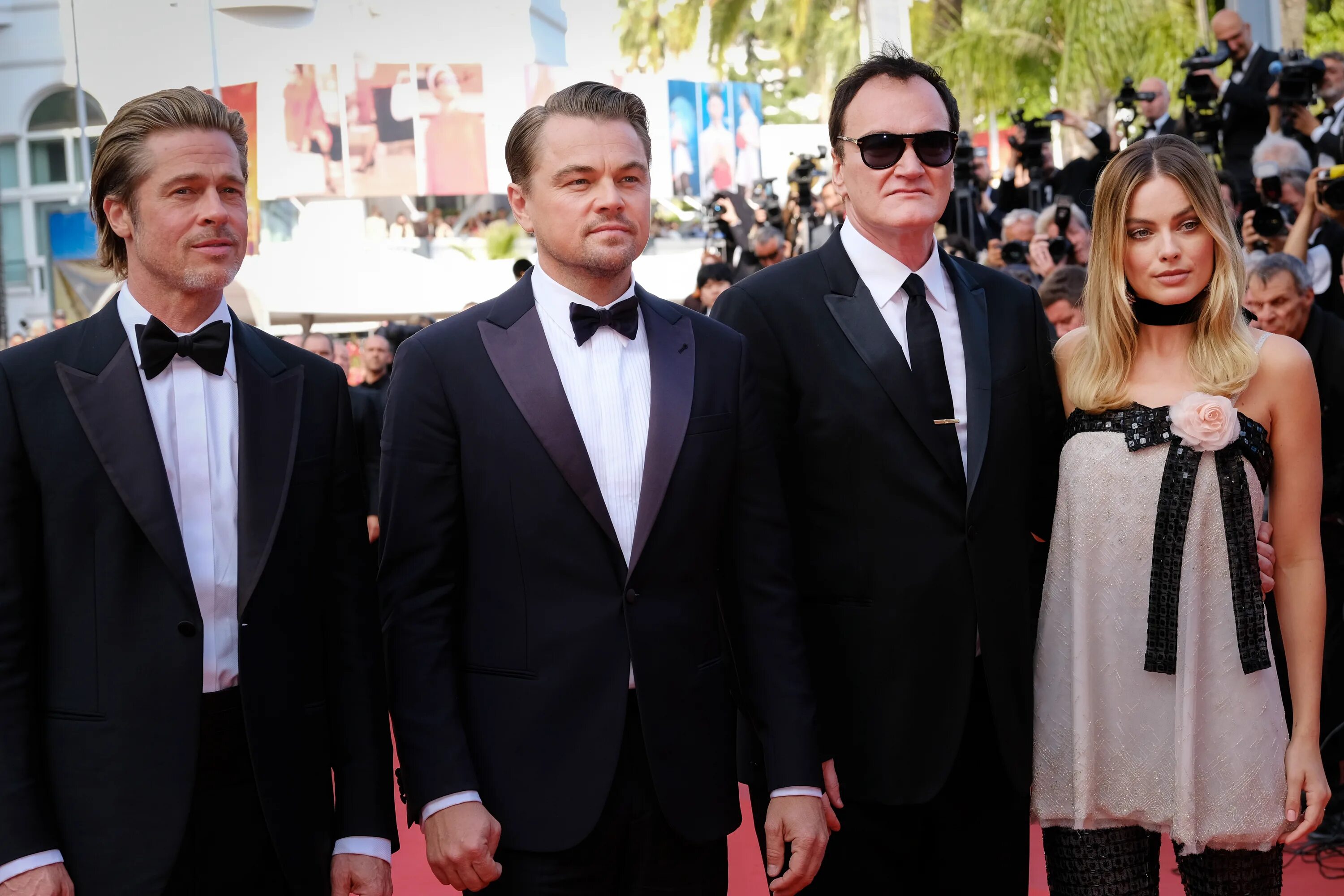 Марго робби брэд питт леонардо ди каприо. Рик далтон однажды в голливуде 2019. Однажды в голливуде / once upon a time in hollywood (2019). Тарантино ди каприо питт. Квентин тарантино однажды в голливуде.