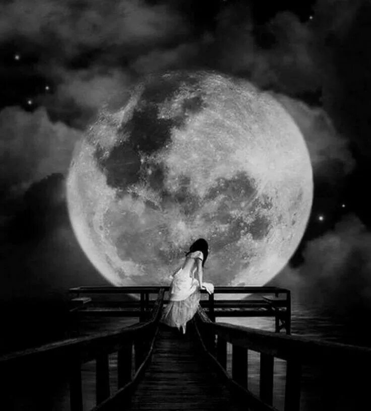 Луна одиночество. Полнолуние. Одиночество в ночи. Девушка под луной. Луна грустный текст