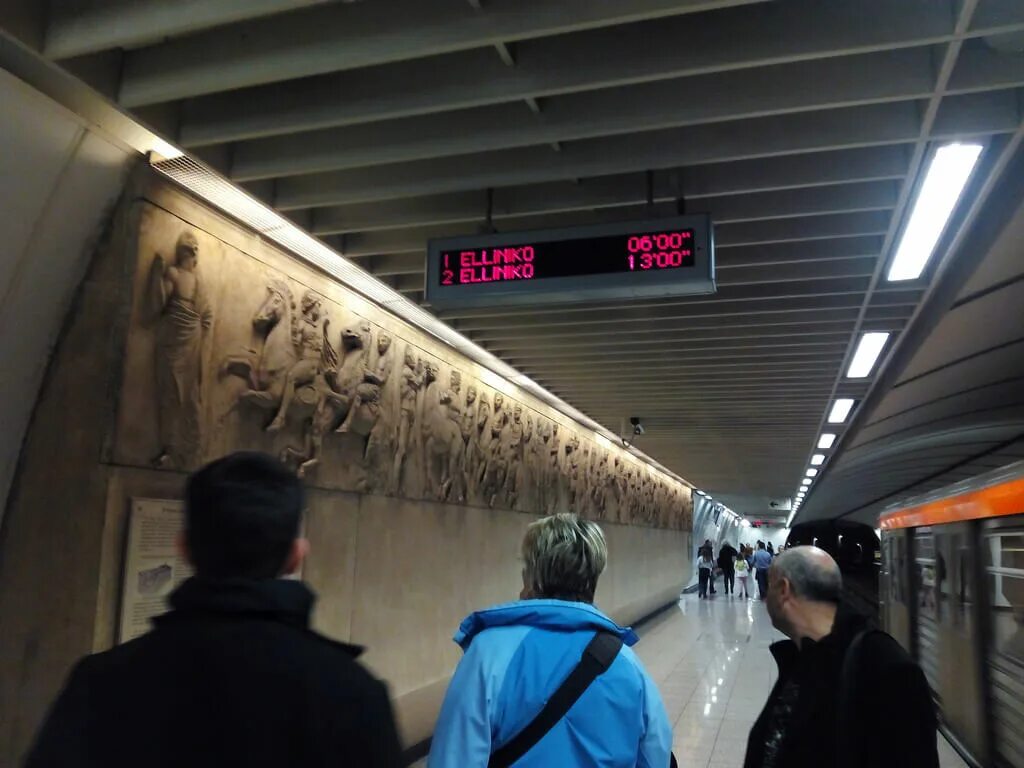 Перерывы в метро. Метро афины. табло в метро. поезда в афинах. прибывает поезд в метро.