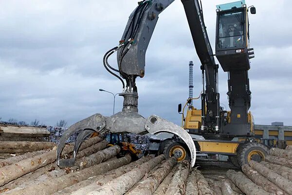 Перегружатель экскаватор Вольво. Грейферный погрузчик Вольво. Volvo 250 перегружатель леса. Экскаватор SDLG 6265 С грейфером.